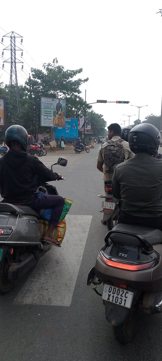 rickyrsahoo's tweet photo. @DCP_TRAFFIC @dcpbbsr if we general public don't wear helmet we are fined by traffic on basis of photos they take in mobile. Want to know if these police personnel will also be fined for not wearing helmet. Photos attached. https://t.co/I9x5sGnL7w