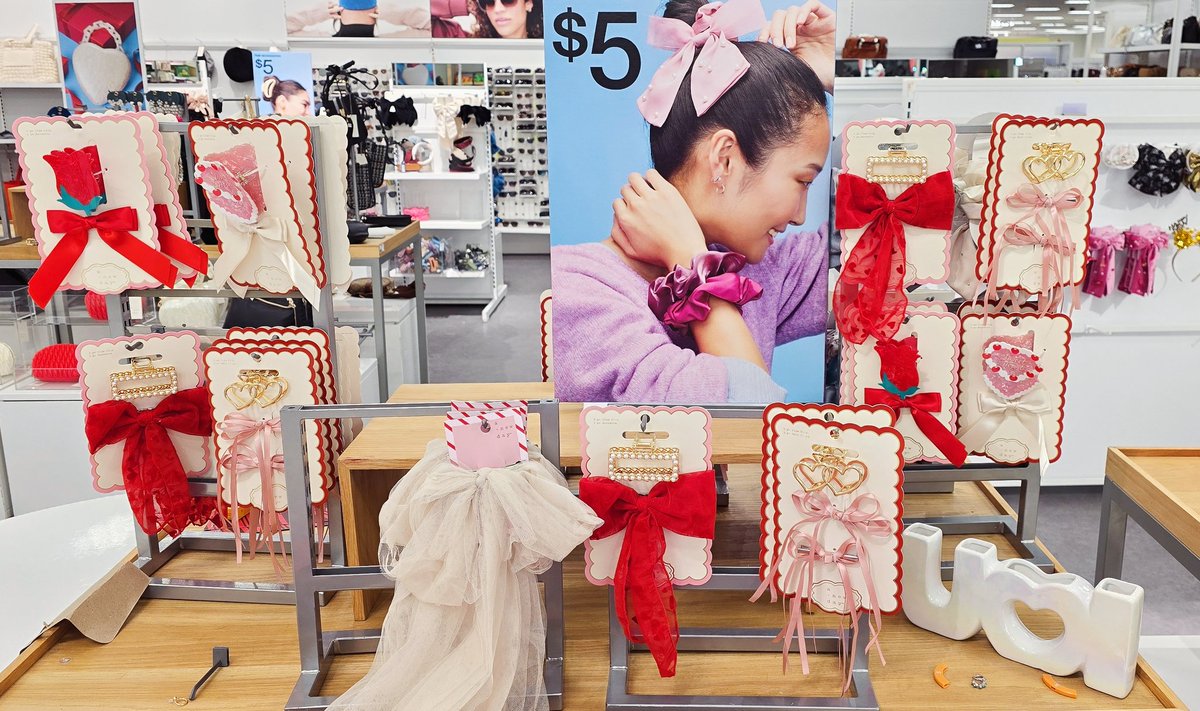 I really like that hair bows are having a whole moment. 

I've been seeing them on everyone.