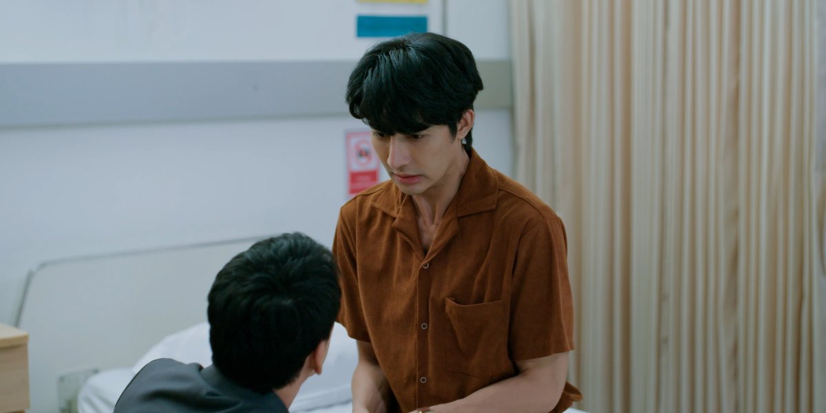 GMMTV's tweet photo. อันนี้มันสารภาพรักแบบไม่มีคำว่ารักหรือเปล่าหัวหน้า🤣
#OssansLoveTHep1 
@Earth_Pirapat https://t.co/6hwHBYxhVv