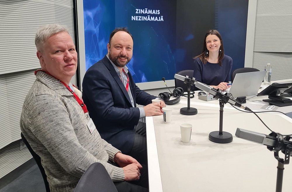 Sveicam visus 2025. - Starptautiskajā Kvantu zinātnes un tehnoloģiju - gadā! quantum2025.org/en/

Lieliskā Sandra Kropa iztaujāja mūs ar @aambainis.bsky.social par kvantiem "pa visu perimetru" :)
lr1.lsm.lv/lv/raksts/zina…