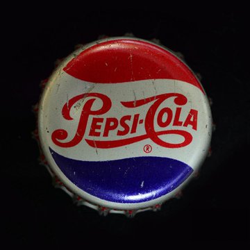MatheuusIA's tweet image. Em 1975, a Pepsi e a Coca-Cola se envolveram na maior batalha de marketing da história.

A Pepsi realizou testes de sabor às cegas chocantes, provando que as pessoas gostavam mais do sabor da Pepsi do que da Coca-Cola.

Mas o que a Coca-Cola fez em resposta quase destruiu a marca…