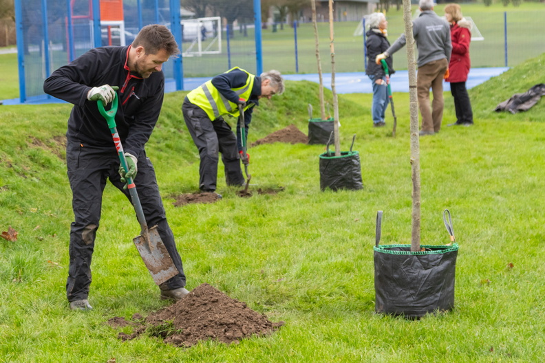 WinchesterCity's tweet image. Colleagues from our Sustainability and Natural Environment team planted 16 new 🌳 trees 🌳at King George V Playing Field and Winchester Sport &amp;amp; Leisure Park in December.
#HampshireMillionTrees #HampshireForestPartnership #CommunityTrees #GreenHampshire