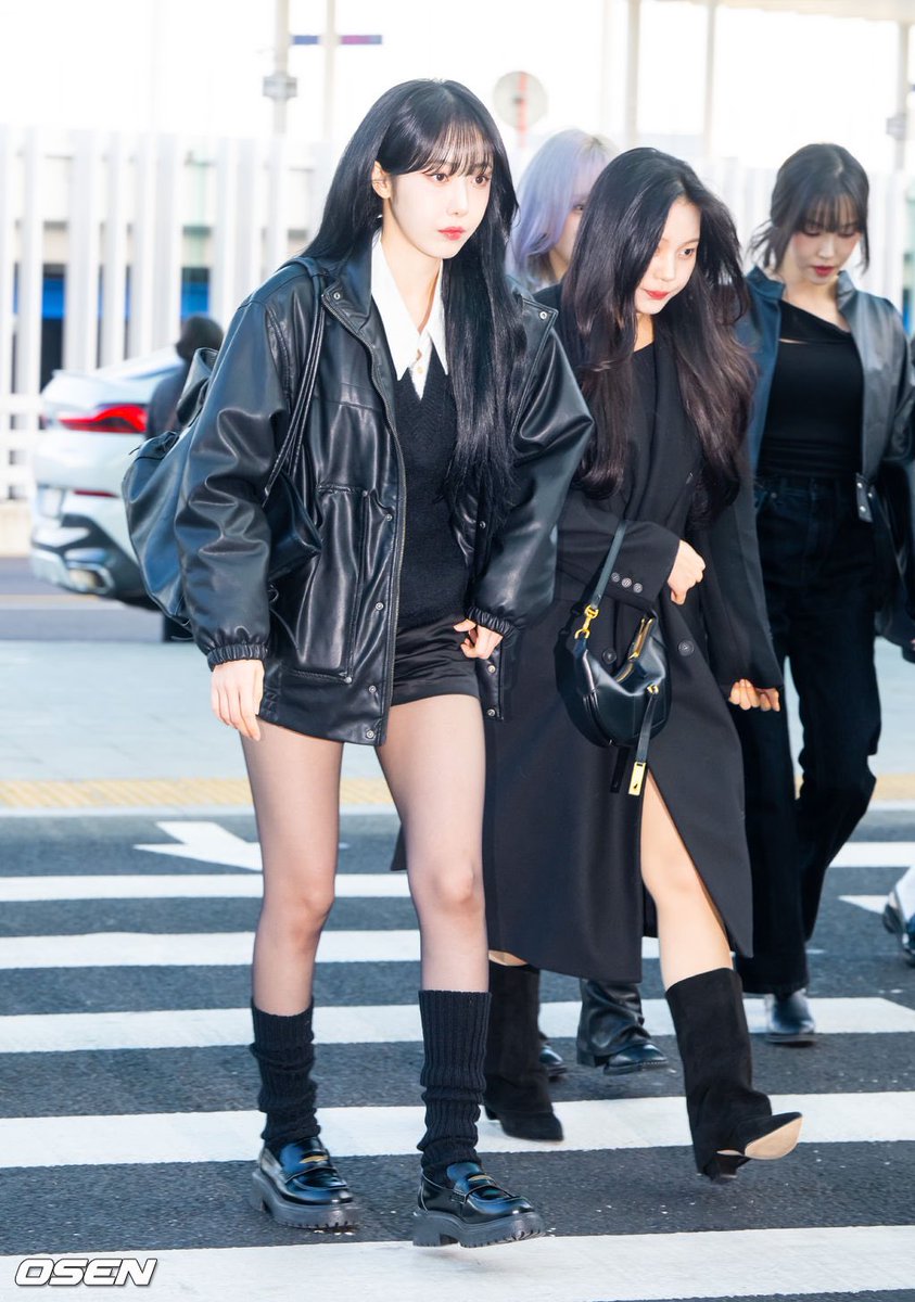 Gfriendfashion's tweet photo. Sinb @GFRDofficial at Incheon International Airport flying to Japan for Golden Disc Awards 250102
#urisinbfashion
Yeomim, wellbeing express
#GFRIEND
#SINBFASHION https://t.co/jqaOjdCkTE