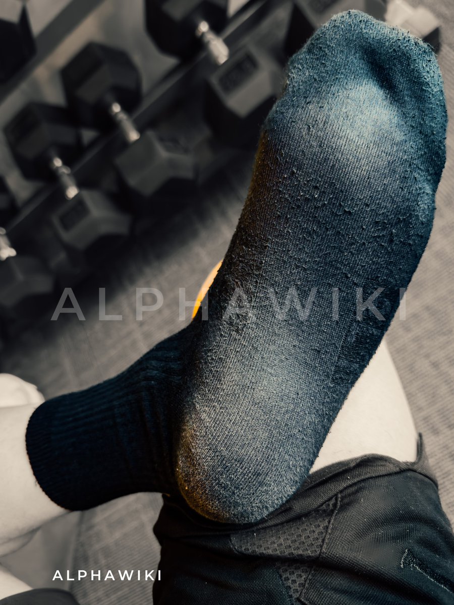 SNKRWIKI's tweet photo. 跪在地上仰望，幻想老子战靴里的味道，想象比你脸还大的黑袜脚踩在脸上，直到废屌忍不住流出几股废精，今日崇拜到此结束

壁纸依旧两个版本：https://t.co/vUb3f6iq1D https://t.co/mtXi6GTTLz