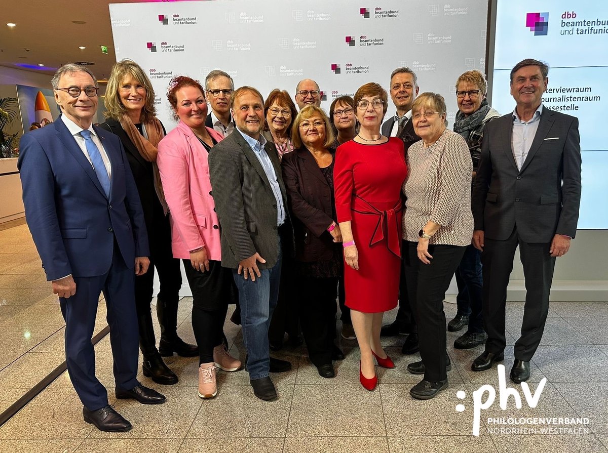 Philologenverband Nordrhein-Westfalen (@phv_nrw) on Twitter photo Gruppenbild mit der Bundesvorsitzenden des <a href="/DPhV/">Deutscher Philologenverband</a>! <a href="/LinSusanne/">Susanne Lin-Klitzing</a> mit ihren Kolleginnen und Kollegen aus den Bundesländern bei der Jahrestagung des dbb in Köln. #dbbjt25
(ChatGPT sagt, die Atmosphäre wirke „professionell und herzlich“. Dem können wir in diesem Fall zustimmen!) Gruppenbild mit der Bundesvorsitzenden des <a href="/DPhV/">Deutscher Philologenverband</a>! <a href="/LinSusanne/">Susanne Lin-Klitzing</a> mit ihren Kolleginnen und Kollegen aus den Bundesländern bei der Jahrestagung des dbb in Köln. #dbbjt25
(ChatGPT sagt, die Atmosphäre wirke „professionell und herzlich“. Dem können wir in diesem Fall zustimmen!)