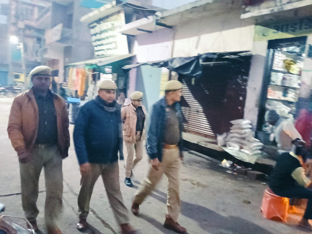KateraPolice's tweet photo. #JhansiPolice #SSPJhansi के निर्देशन में शांति एवं सुरक्षा व्यवस्था के दृष्टिगत थाना कटेरा पुलिस द्वारा क्षेत्र के सार्वजनिक स्थानों एवं भीङ भाङ वाले स्थानो पर #FootPatrolling कर संदिग्ध वाहनों एवम् संदिग्ध व्यक्तियो की चेकिंग की गई । https://t.co/Agjd8kwg7k