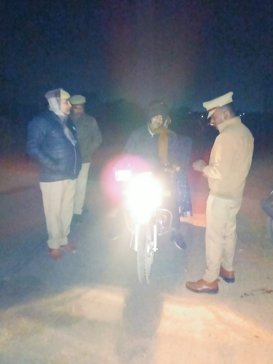 KateraPolice's tweet photo. #JhansiPolice #SSPJhansi के निर्देशन में शांति एवं सुरक्षा व्यवस्था के दृष्टिगत थाना कटेरा पुलिस द्वारा क्षेत्र के सार्वजनिक स्थानों एवं भीङ भाङ वाले स्थानो पर #FootPatrolling कर संदिग्ध वाहनों एवम् संदिग्ध व्यक्तियो की चेकिंग की गई । https://t.co/Agjd8kwg7k