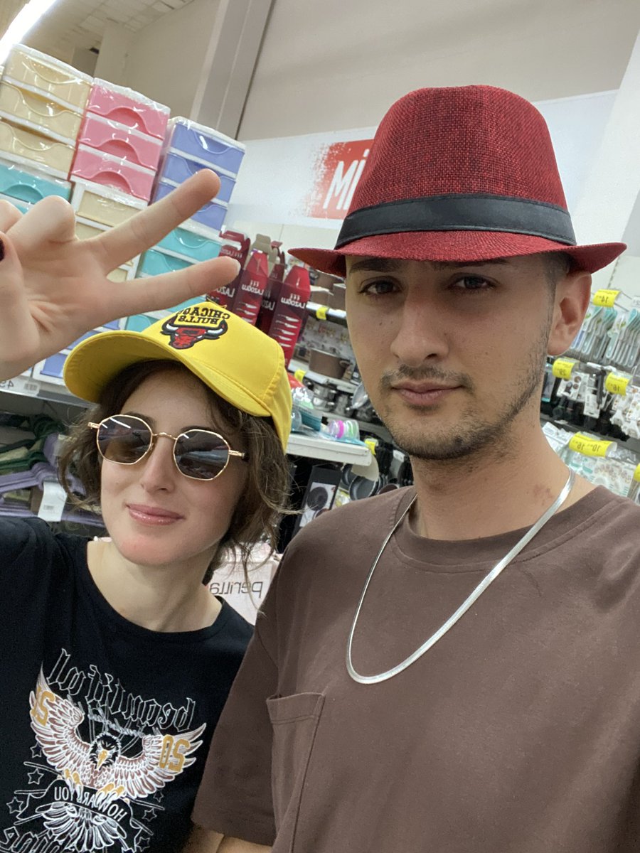 Seni gördüm göreli oldum bir deli, mutluyum sarı şapkalım seni sevdim seveli.