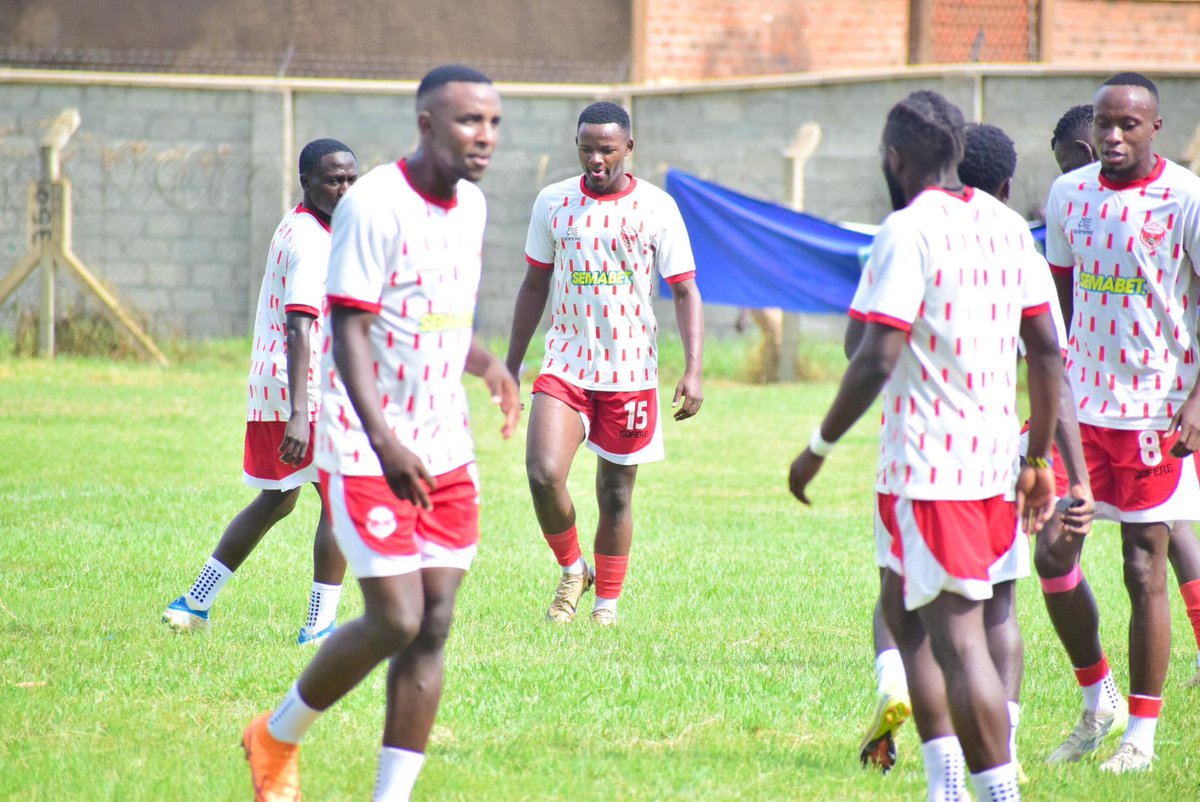 ExpressFCUganda's tweet photo. 90+3' | Three additional minutes to play 

🟢⚪️|| 0️⃣-2️⃣
#SUPL || #UPDFEXP || #MD15 https://t.co/gFpT7vIeqK