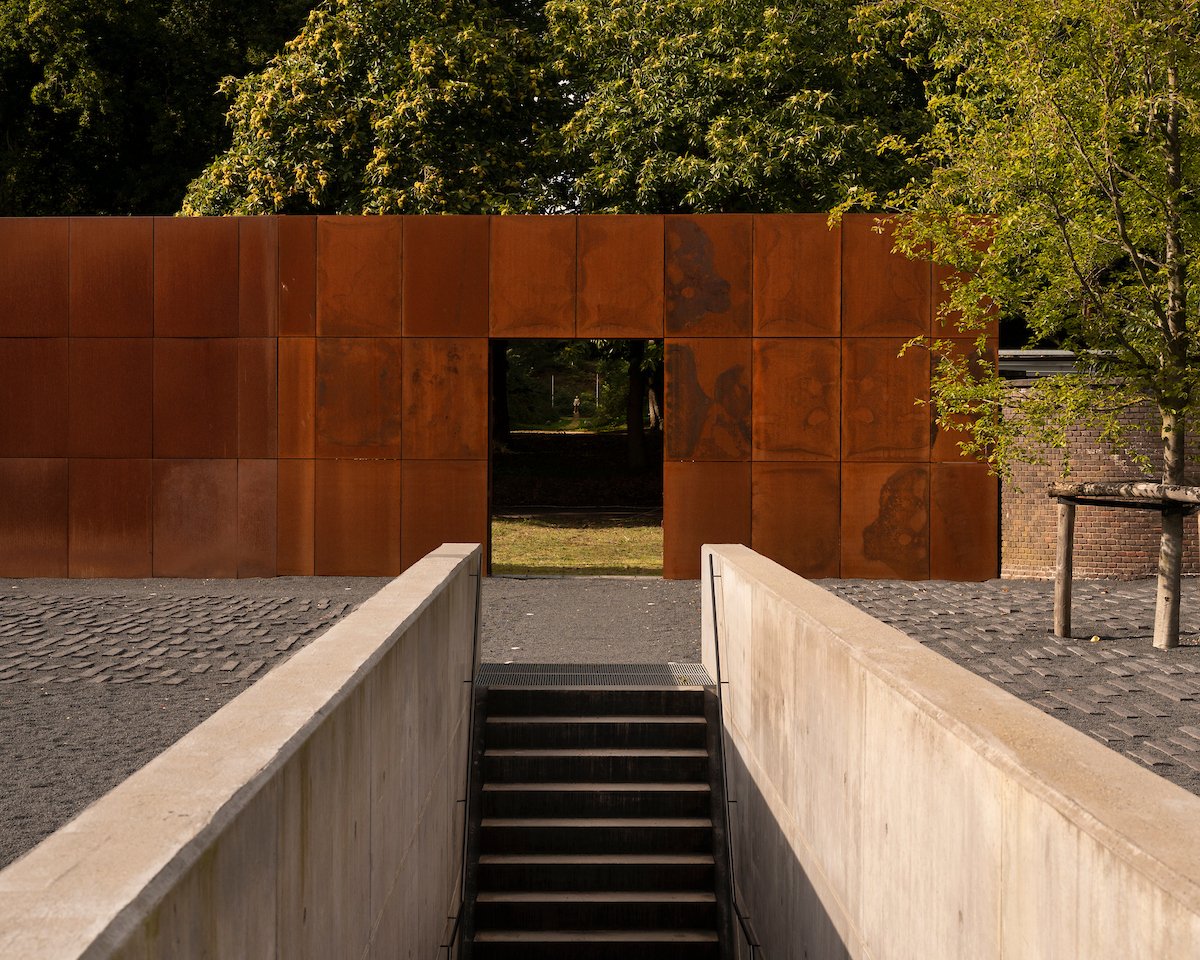 Nationaal Monument Kamp Amersfoort (NMKA) (@kamp_amersfoort) on Twitter photo Vanwege de opbouw van de nieuwe wisseltentoonstelling Bestemmingen is <a href="/Kamp_Amersfoort/">Nationaal Monument Kamp Amersfoort (NMKA)</a> tot en met 17 januari gesloten. Bekijk vanaf 18 januari de expositie over vier locaties waar gevangenen van Kamp Amersfoort heen werden gestuurd: Natzweiler, Neuengamme, Mauthausen & Zwolle. Vanwege de opbouw van de nieuwe wisseltentoonstelling Bestemmingen is <a href="/Kamp_Amersfoort/">Nationaal Monument Kamp Amersfoort (NMKA)</a> tot en met 17 januari gesloten. Bekijk vanaf 18 januari de expositie over vier locaties waar gevangenen van Kamp Amersfoort heen werden gestuurd: Natzweiler, Neuengamme, Mauthausen & Zwolle.