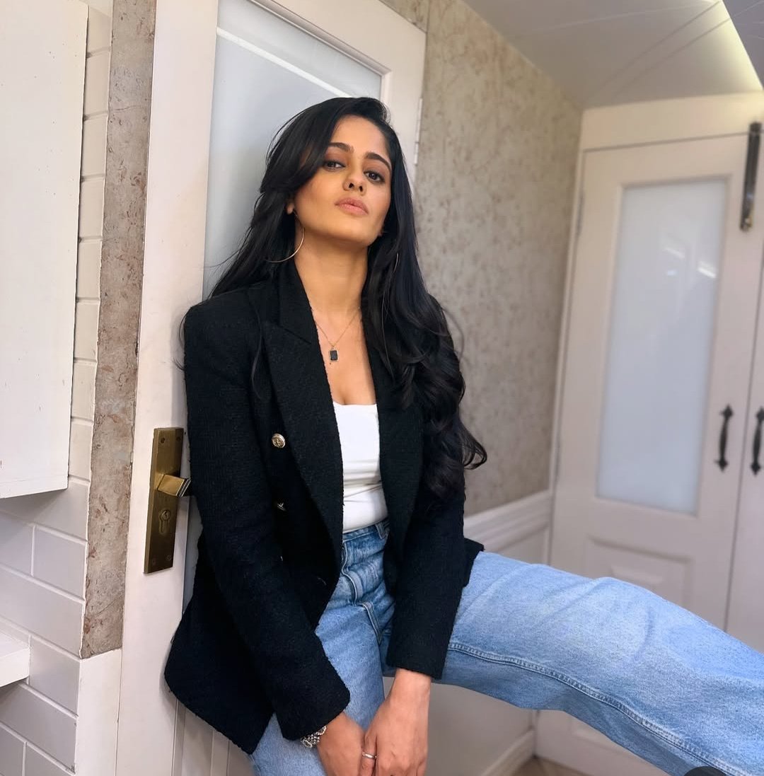 Wishing you all the best for your new show🤗
 Can't wait to see you in action and support you every step of the way. 

Best of luck with this exciting new journey.

You're going to rock it❣️✨

WELCOME BACK AYESHA