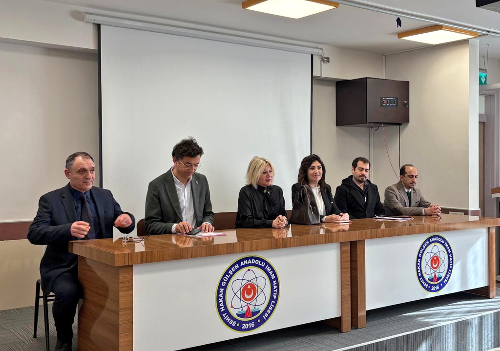 PISA2025 Nihai Uygulamaları kapsamında Şb. Md. Defne DOĞRAMACI'nın katılımlarıyla Menemen Şehit Hakan Gülşen Anadolu İmam Hatip Lisesine
süreç ile ilgili istişarelerde bulunmak üzere ziyaret gerçekleştirildi.
<a href="/mebodsgm/">Ölçme, Değ. ve Sınav Hizmetleri Genel Müdürlüğü</a> <a href="/Ziynuleb/">Kemal bülbül</a> <a href="/izmir_ilmem/">İzmir İl Milli Eğitim Müdürlüğü</a> <a href="/yahsiomer/">Dr. Ömer YAHŞİ</a> <a href="/Hasanvermez/">Hasan Vermez</a> <a href="/MenemenMEM/">Menemen İlçe MEM</a>