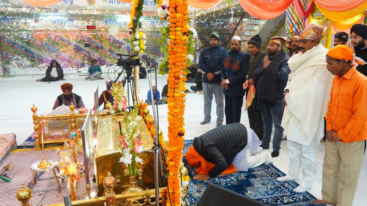 INCUttarPradesh's tweet photo. त्याग, सेवा, शूरता और समर्पण की प्रतिमूर्ति गुरु गोविंद सिंह जी के प्रकाश पर्व के अवसर पर प्रदेश अध्यक्ष श्री @kashikirai जी ने लखनऊ के यहियागंज स्थित गुरुद्वारा में पहुंचकर अरदास की।

प्रदेश अध्यक्ष जी ने वाहेगुरु के सामने माथा नवाकर देश-प्रदेश के सुख, शांति व समृद्धि की कामना की।