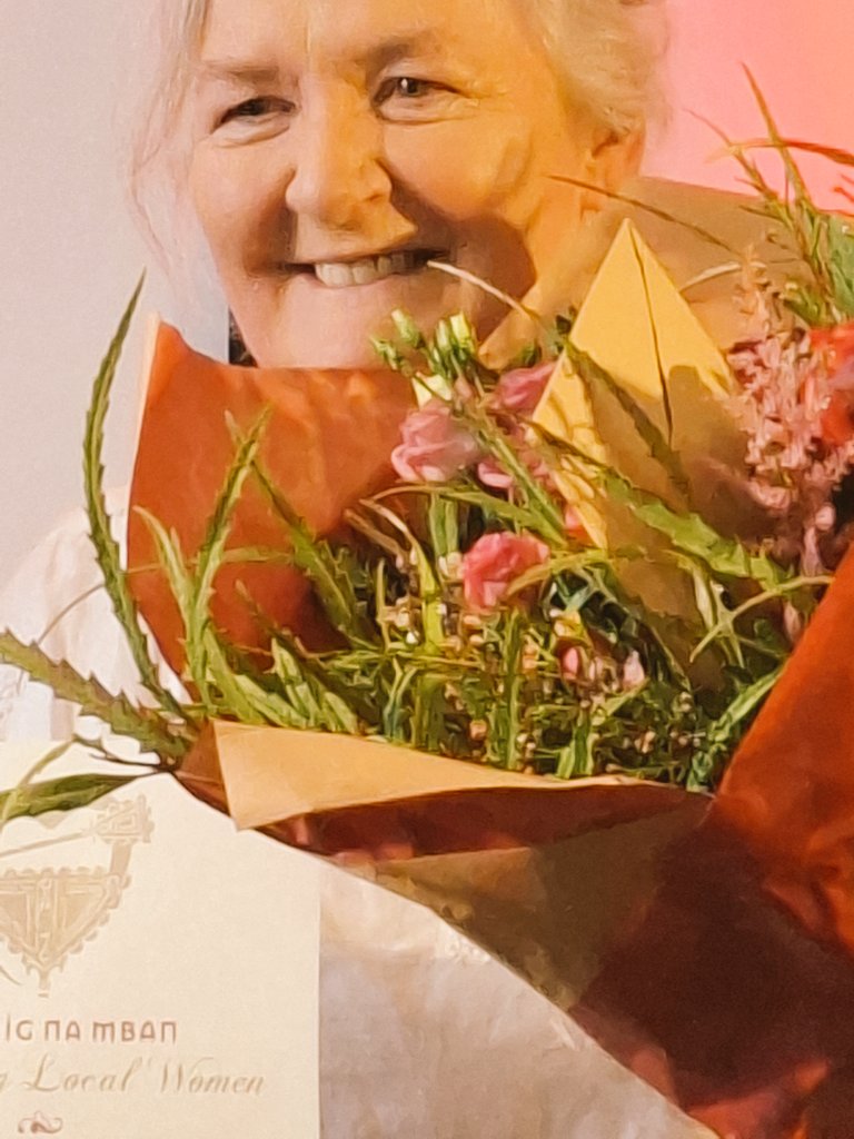 Our very own Anne Gannon receiving her award at the only women's festival in Ireland 🇮🇪 

Congratulations 🎊 👏 💐 🥳 

dublincity.ie/library/blog/c…

#NollaignamBan #charlevillemalllibrary