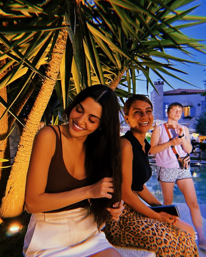 hande_latam's tweet photo. @HandeErcel ╰➛{⚘} 𝖧𝖺𝗇𝖽𝖾𝗆𝗂𝗒𝗒 𝗇𝗈𝗌 𝖼𝗈𝗆𝗉𝖺𝗋𝗍𝖾 𝗂𝗆𝖺𝗀𝖾𝗇𝖾𝗌 𝖽𝖾𝗅 𝖡𝖺𝖼𝗄𝗌𝗍𝖺𝗀𝖾 𝖽𝖾 𝗅𝖺 𝗉𝖾𝗅𝗂𝖼𝗎𝗅𝖺  #RüzgaraBirak 🎬🤎

ও • #Handemiyy • #HandeErçel • #HanBar • #BarışArduç https://t.co/3D3PtCr88t