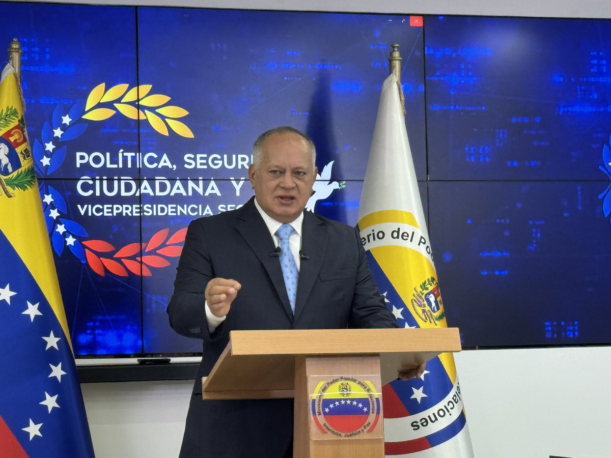 Cabello: 

✅ La derecha fascista anda muy nerviosa por un despliegue policial y militar  que es normal. A Venezuela vienen presidentes e invitados internacionales. 

Debemos garantizar La Paz. 

✅ Este pueblo quiere paz y tranquilidad.