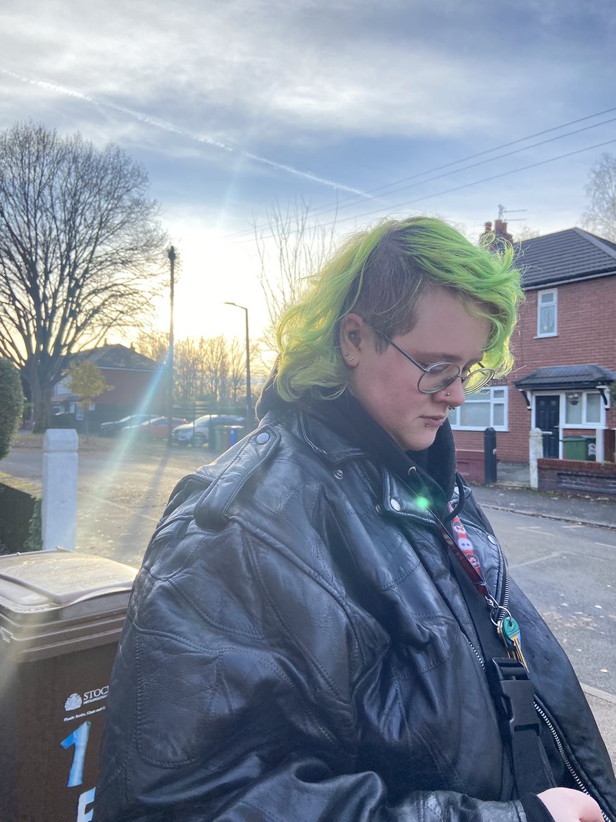 scleracentipede's tweet photo. Look at my beautiful husband 😭🥺💚 so lucky alfkfjsjfben https://t.co/dUKQKeerei