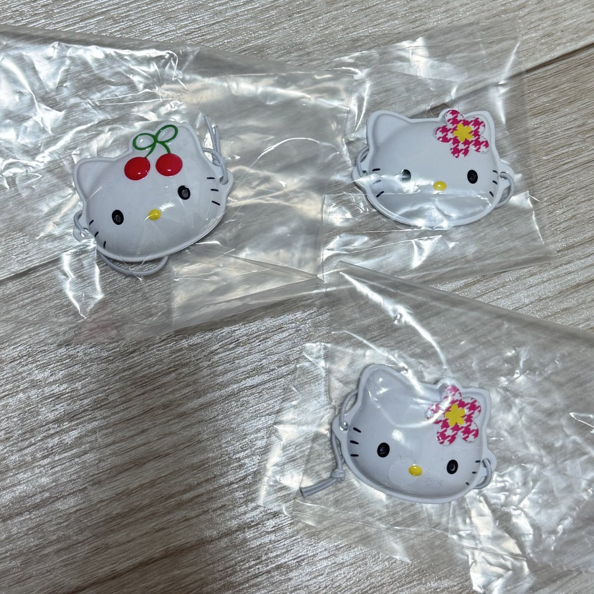 brownie_boy00's tweet photo. ハローキティ ミニチュア おめんコレクション　ガチャガチャ 交換

【譲】写真のもの⬇️ カオハナ×2 さくらんぼ

【求】50周年・タイニーチャム・ハイビスカス

お気軽にお声掛けください🙇🏻‍♀️💓 https://t.co/bIeLgTWD5Y