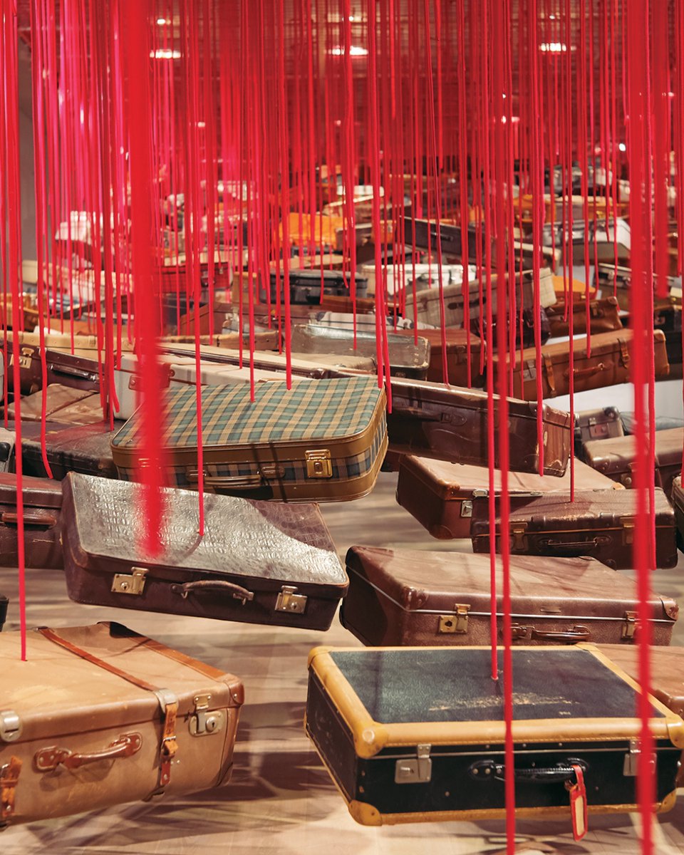 La mémoire des objets chez Chiharu Shiota 🧳

La valise est un objet qui apparaît plus de 400 fois dans cette installation. Pour des personnes de différentes régions ou générations, ces objets évoquent des images différentes et variées.

#ExpoShiota
📅 Jusqu’au 19/03