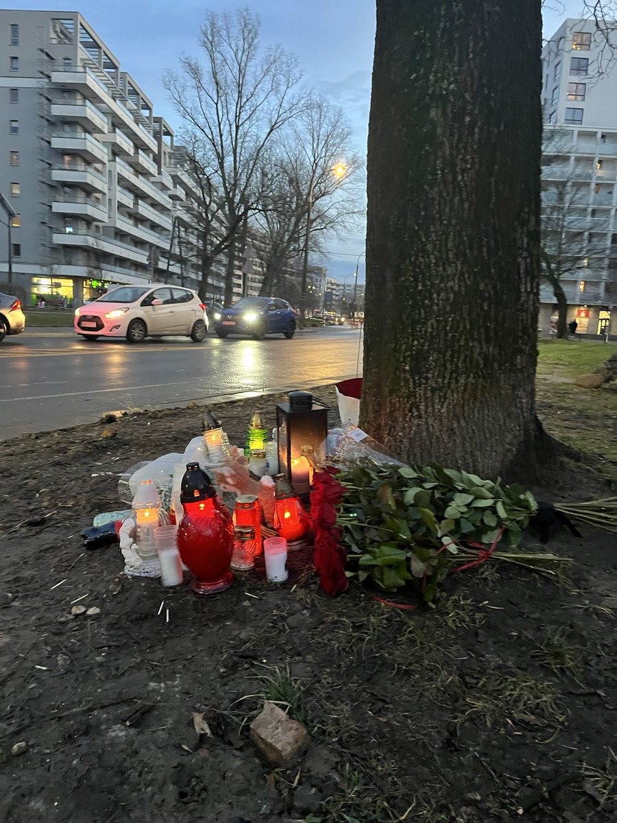 Miejsce tragedii na Woli, gdzie w piątek śmiertelnie potrącony został 14-latek. Mieszkańcy przynoszą kwiaty, znicze, a także czekoladę
<a href="/Int_Wydarzenia/">Interia</a> <a href="/PolsatNewsPL/">PolsatNews.pl</a>