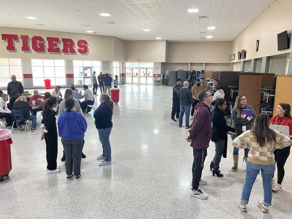 Lead_w_Russell's tweet image. Shoutout to the teacher leaders who said YES to lead a small group! It was fun seeing new leaders step up, even if they were nervous ❤️🐅🐾#DevelopingLeaders #LeadthePAC