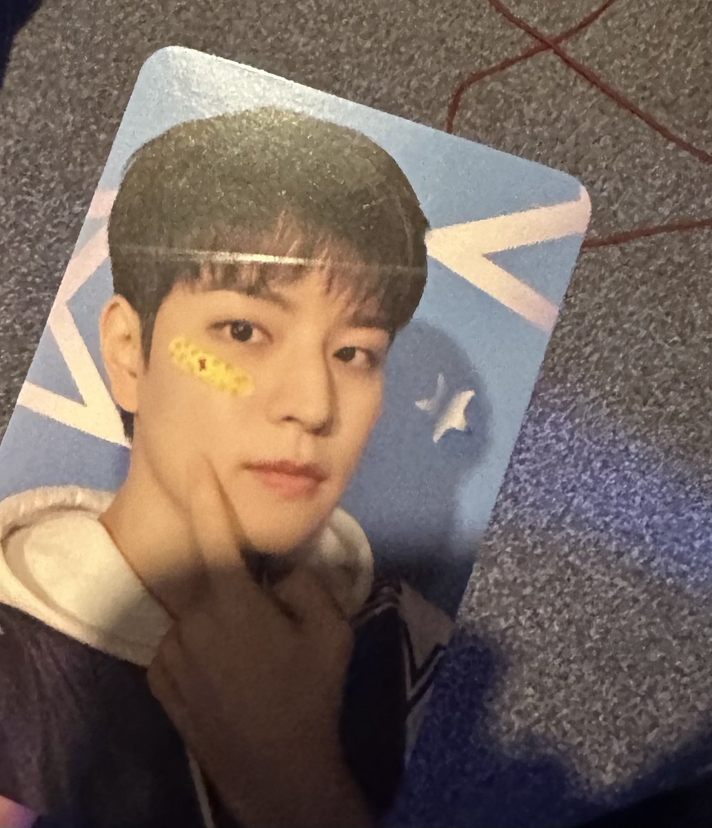 MissSmally0875's tweet photo. Tell me why my the street kids photo cards are all fine apart from my bias 😭 full scratch along his head #straykids #Seungmin https://t.co/viHXAmIn97