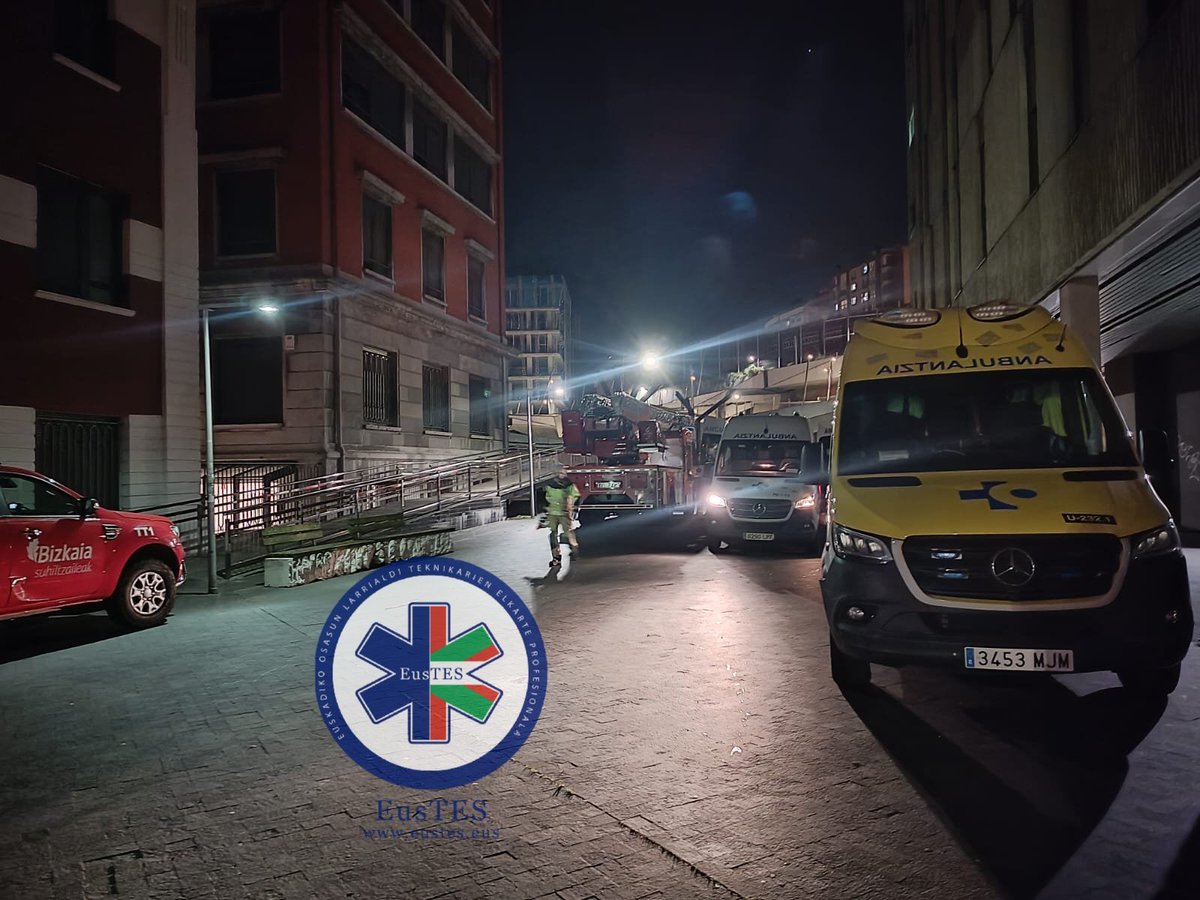 eus_tes's tweet photo. Aviso en #Barakaldo. Acude SVB de #Sanir por enfermedad. Los TES realizan valoración, informan al CCE de la situación del paciente y solicitan ambulancia bariatrica. Colaboración con @BomberosBizkaia para movilización del paciente y traslado al hospital de referencia
#TESVisible https://t.co/4hH3prm3cT