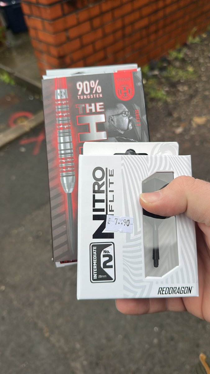 Dclap123's tweet photo. @DamonHeta180 Bought a set yesterday, looking forward to getting back to the practice board, been a few years out 🎯 https://t.co/7IqvbbVK3N