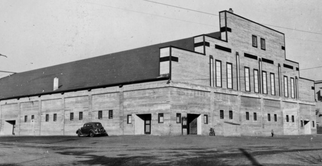 JasonBeck82's tweet photo. January 6th- On This Day in BC Sport History: 1938

The Vernon Civic Arena opens to the public, the first artificial ice arena in the Okanagan. Seating 3800 spectators and built for $50,000, the first event hosted is an exhibition hockey game between the Vancouver Lions and.../2 https://t.co/t5dogtn1Oz