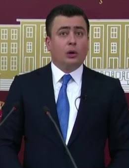 DvRm_MKA's tweet photo. Bu Osman Gökçek. 

Sahip olduğu;
- TV kanalı var
- AVM’si var
- Şirketler grubu var
- Parsel parsel arazileri, daireleri var..
- Bi de 600 Milyon liralık malikanesi var

Tüm bunları alnının teri ile kazanan Osman (!) Her yıl mal varlığını açıklayan Mansur Yavaş’a ‘hırsız’ diyor. https://t.co/2q8ExsDYSe