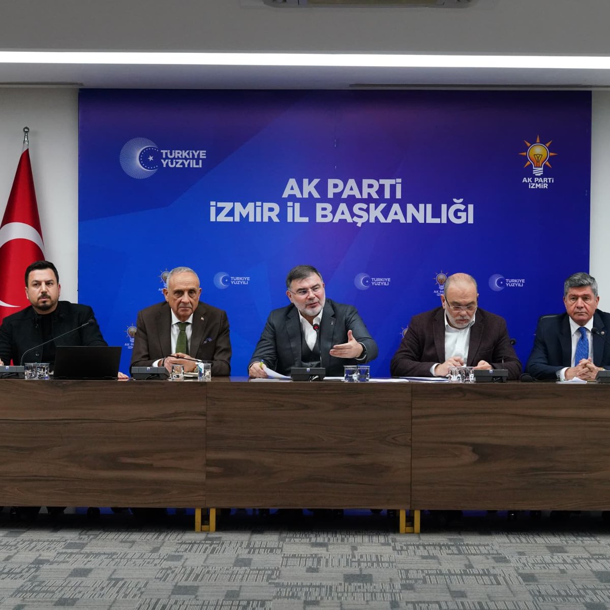 akpartiizmir's tweet photo. İl Başkanımız Sayın Bilal Saygılı başkanlığında, İlçe Başkanlarımız ve İlçe Tanıtım ve Medya Başkanlarımız ile bir araya geldik. 

İl Tanıtım ve Medya Başkanımız Sayın Safa Narlı'nın sunumu ile İzmir’imizin her bir köşesinde AK Parti’nin güçlü mesajlarını daha etkin bir şekilde duyurmak ve vatandaşlarımızla buluşturmak için stratejilerimizi değerlendirdik.