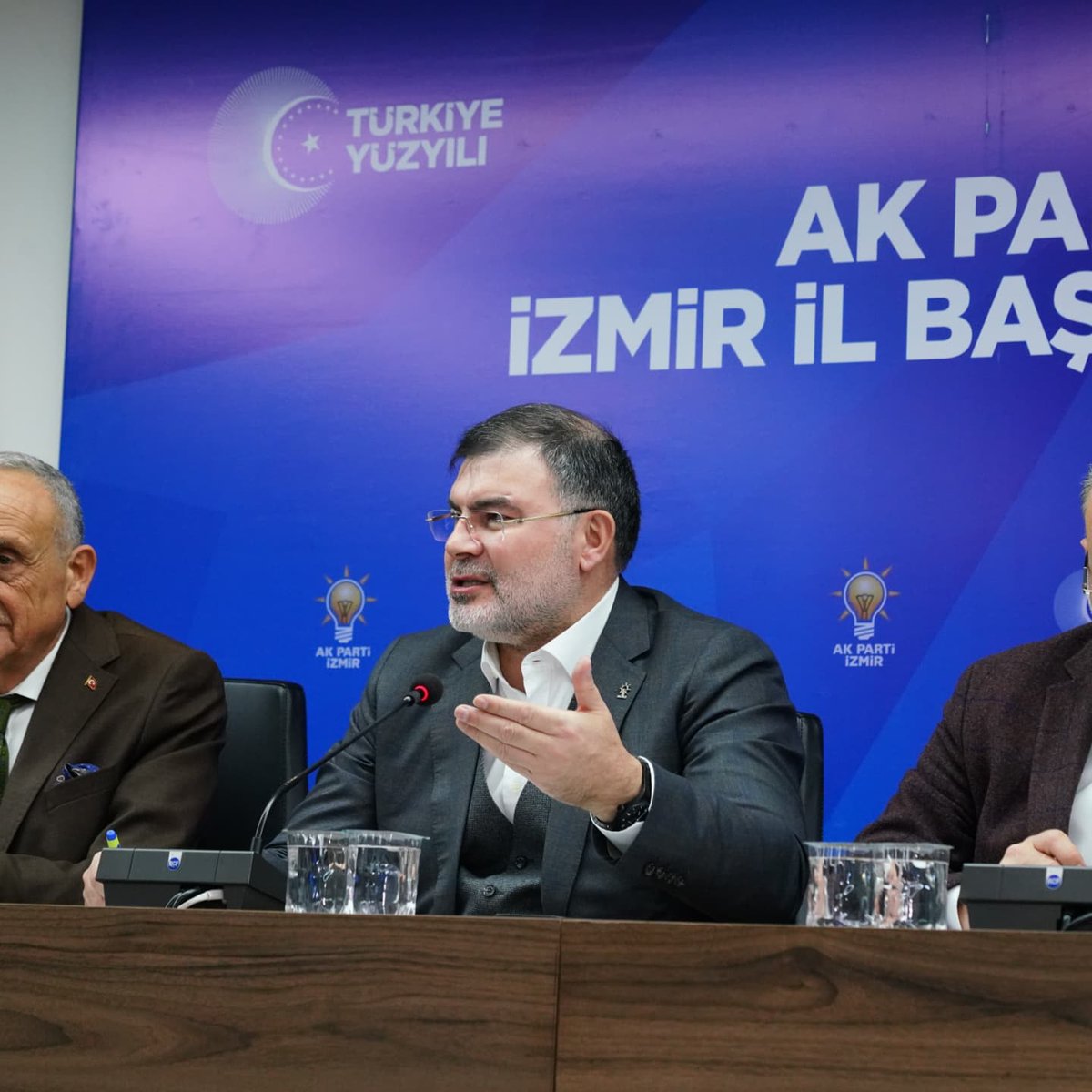 akpartiizmir's tweet photo. İl Başkanımız Sayın Bilal Saygılı başkanlığında, İlçe Başkanlarımız ve İlçe Tanıtım ve Medya Başkanlarımız ile bir araya geldik. 

İl Tanıtım ve Medya Başkanımız Sayın Safa Narlı'nın sunumu ile İzmir’imizin her bir köşesinde AK Parti’nin güçlü mesajlarını daha etkin bir şekilde duyurmak ve vatandaşlarımızla buluşturmak için stratejilerimizi değerlendirdik.