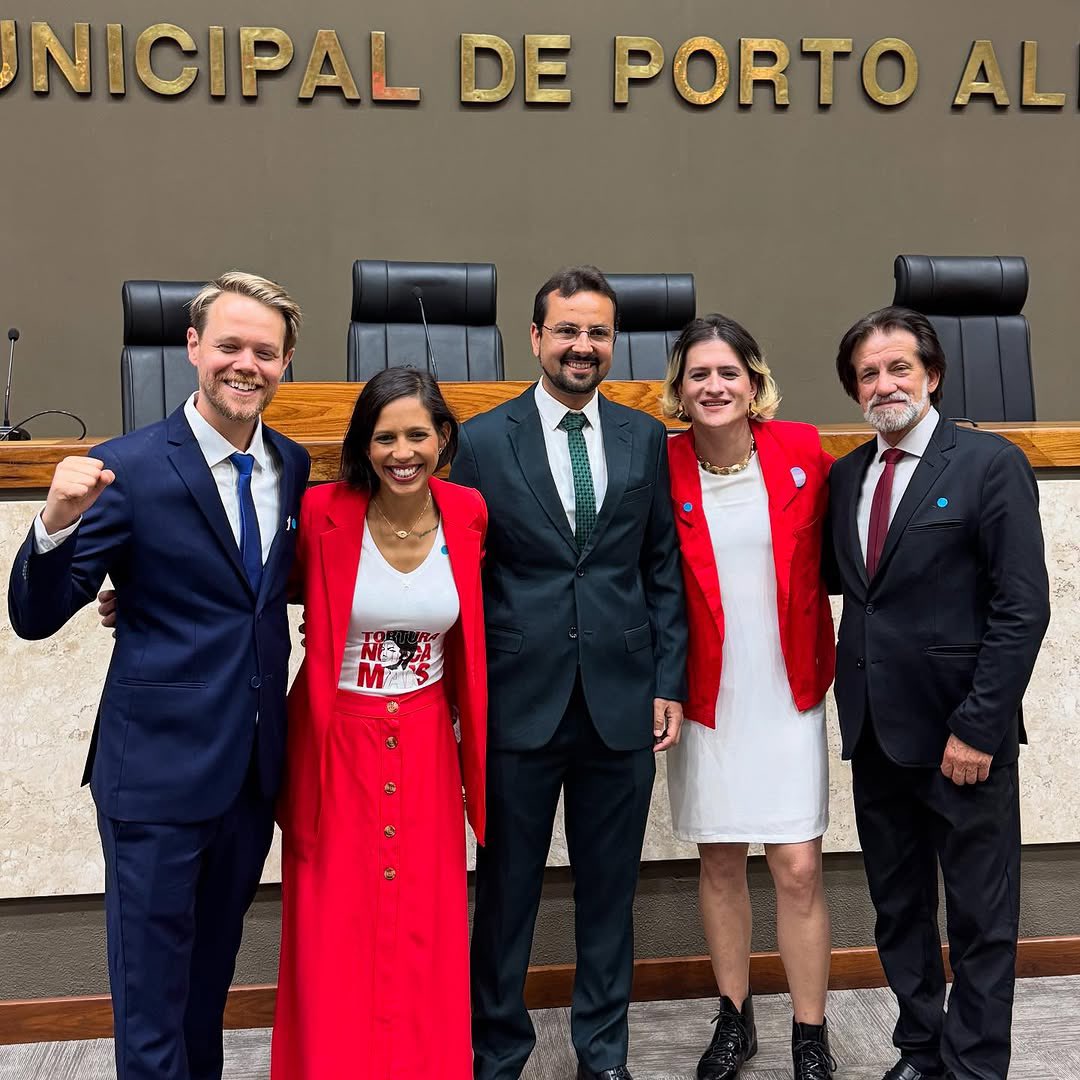 mariadorosario's tweet photo. Nesta primeira segunda feira do ano, comemoro com alegria a posse de todos os vereadores do PT eleitos no Rio Grande do Sul, especialmente meus queridos e aguerridos companheiros de Porto Alegre: Alexandre Bublitz, Juliana de Souza, Jonas Reis, Natasha Ferreira e Aldacir Oliboni. Seguimos juntos! 💐