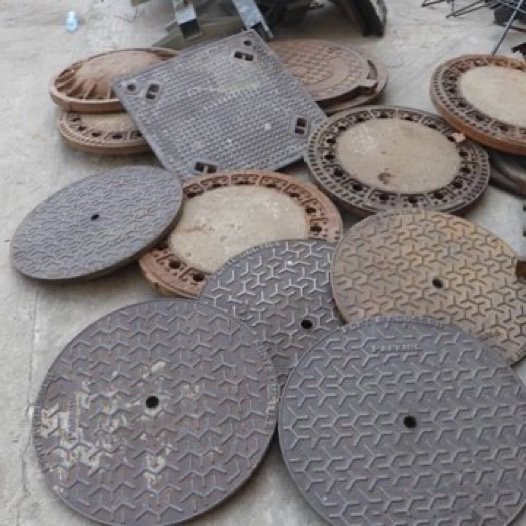 CosmoTimesNG's tweet photo. BREAKING NEWS: FCT Police have arrested  manhole thieves, exposing motorist to dangerous accidents in Abuja and recovered some other stolen properties. https://t.co/XyeqB8q77K