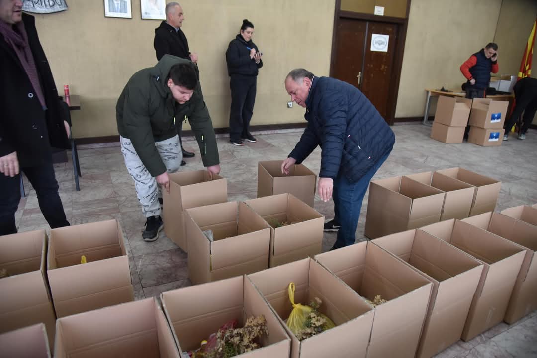 ivan__jordanov's tweet photo. Традиционално четрвта година по ред Општина Штип за Божиќните празници доделува хуманитарни пакети на социјално ранливи семејства. Сите заедно да ги дочекуваме овие празници во мир и благосостојба. https://t.co/tM5y7Nx6bi