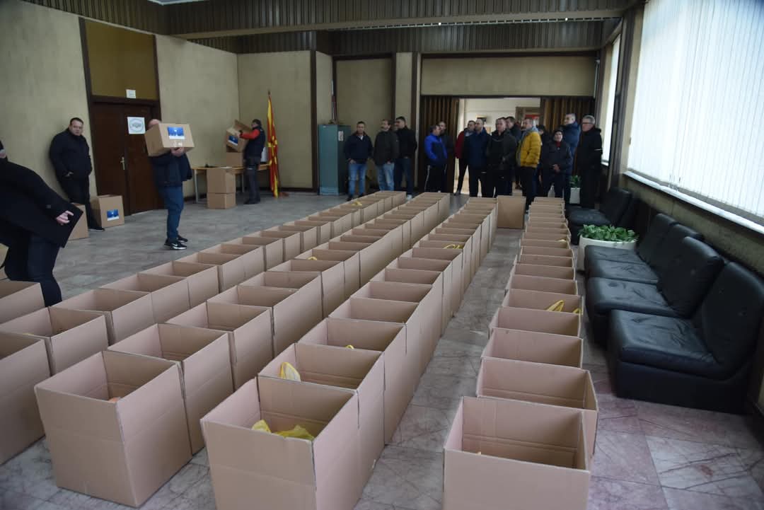 ivan__jordanov's tweet photo. Традиционално четрвта година по ред Општина Штип за Божиќните празници доделува хуманитарни пакети на социјално ранливи семејства. Сите заедно да ги дочекуваме овие празници во мир и благосостојба. https://t.co/tM5y7Nx6bi