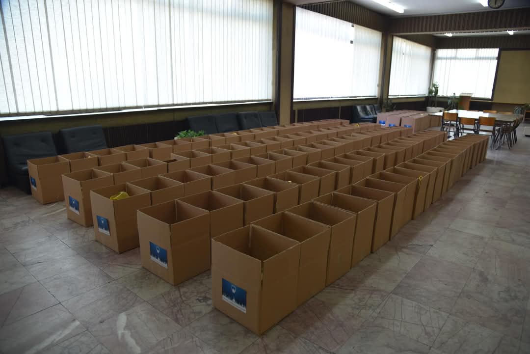 Традиционално четрвта година по ред Општина Штип за Божиќните празници доделува хуманитарни пакети на социјално ранливи семејства. Сите заедно да ги дочекуваме овие празници во мир и благосостојба.