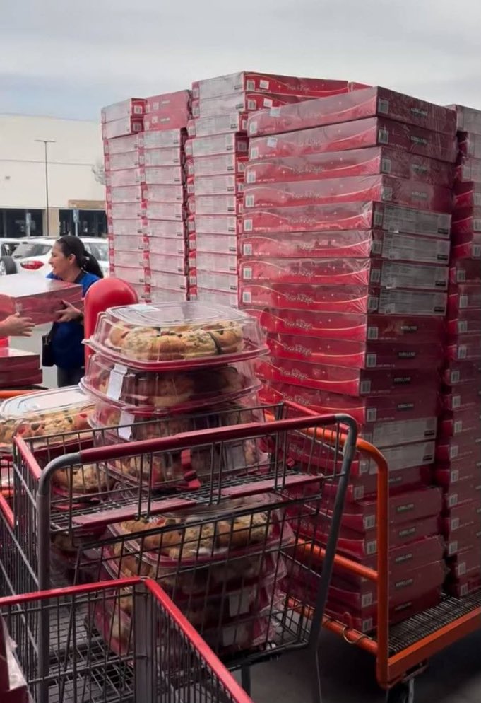 🚨🚨ULTIMA HORA🚨🚨 Debido al éxito visto en el negocio de las roscas de reyes, el gobierno de Sheinbaum creará las Roscas del Bienestar y se dice que empezará su producción en febrero para anticiparse a Costco.

Junto con Mexicana se espera que sea un éxito en favor del pueblo.