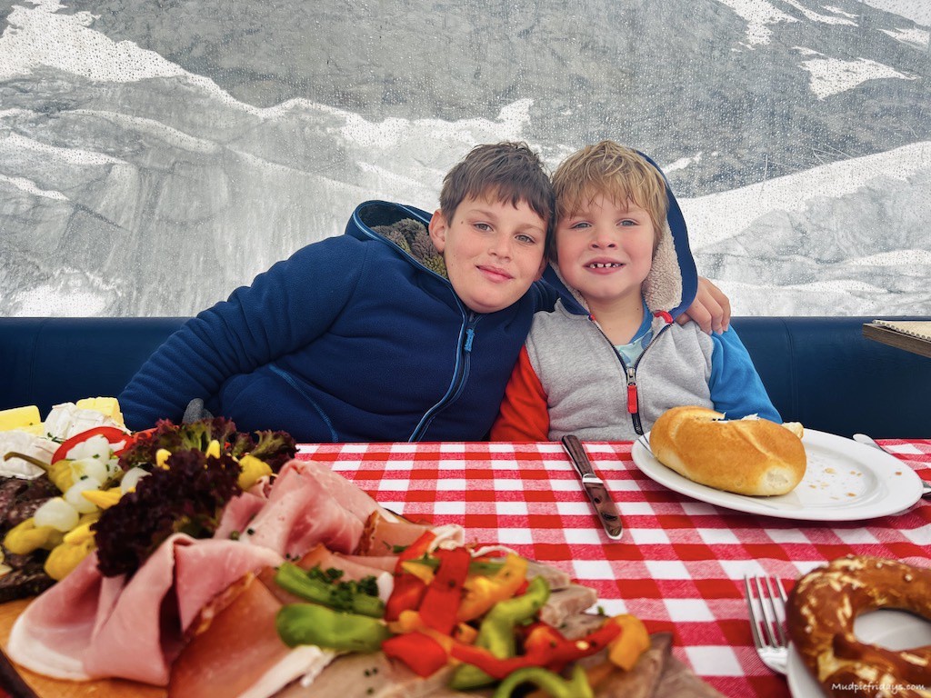 MudpieFridays's tweet image. We opted for lunch at 12.30 which worked perfectly after taking part in the first visit of the day to the Hintertux ice cave.

Read more 👉 lttr.ai/AaKac

#CableCar #HintertuxGlacier #YearRoundSkiResort