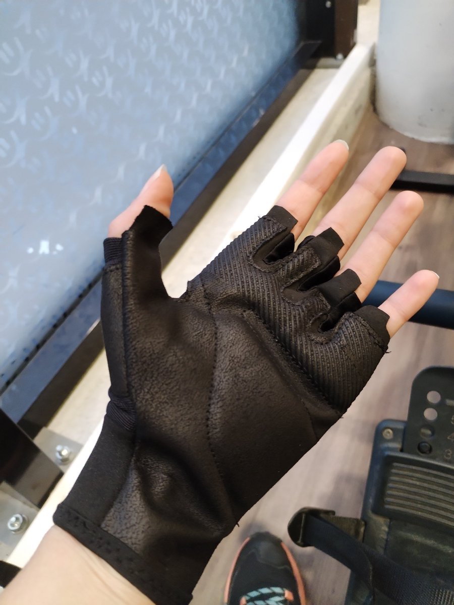 Adecali's tweet image. Ça fait la kéké ++ en salle avec mes mitaines de chez @Decathlon mais marre d'avoir des ampoules 😂