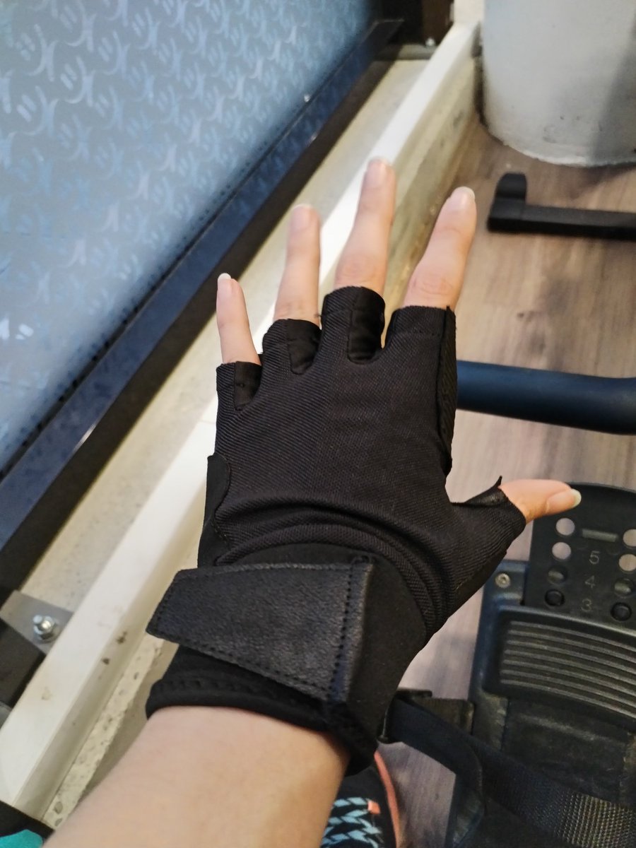 Adecali's tweet image. Ça fait la kéké ++ en salle avec mes mitaines de chez @Decathlon mais marre d'avoir des ampoules 😂