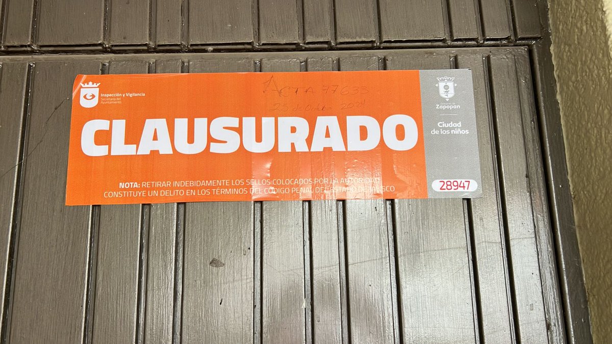 A pesar de la CLAUSURA continúan trabajando en Circunvalación Sur #217, Col. Las Fuentes. El sello casi imperceptible se colocó de forma que puedan entrar trabajadores y camiones sin romperlos 🤔 <a href="/InspZapopan/">Dirección de Inspección y Vigilancia</a> <a href="/JuanJoseFrangie/">Juan José Frangie</a> @IsauraAmadorZap <a href="/ZapopanGob/">Gobierno de Zapopan</a> <a href="/Linea_Zapopan/">Línea 24/7 Zapopan</a>