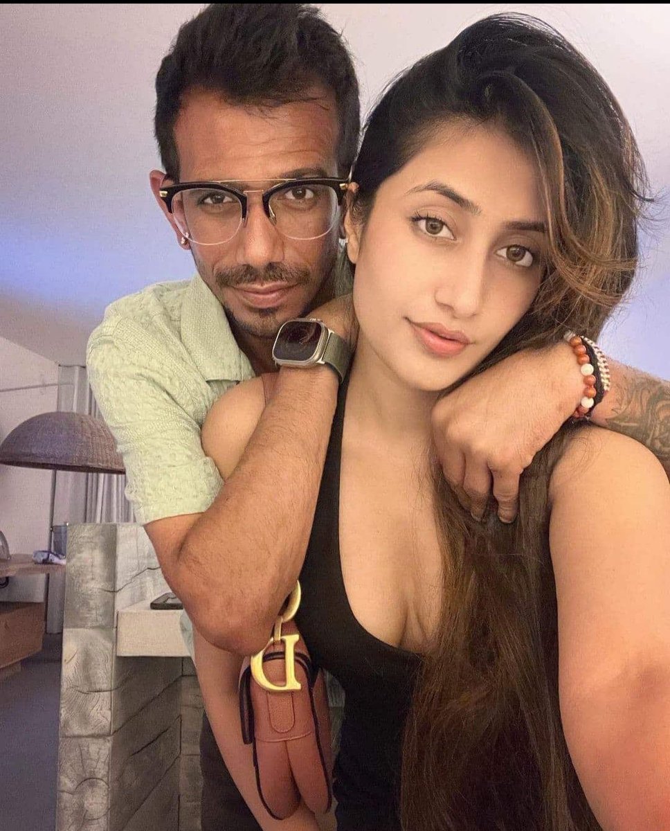 AnilYadavmedia1's tweet photo. यूजी चहल और धनश्री की जोड़ी को टूटना ही था,
क्योंकि ये एक बेमेल जोड़ी थी,
धनश्री बेहद खूबसूरत और अतिमहत्वाकांक्षी रही हैं,
उन्हें ग्लैमर और ग्लैमरस लोगों के साथ रहना भाता है,

जबकि यूजी चहल देखने में साधारण से भी साधारण हैं, कुपोषित जैसे दिखते हैं,
बोले तो बड़े क्रिकेटर ना होते तो शादी भी मुश्किल से होती,

चहल के नेम और फेम का फायदा उठाने के लिए ही धनश्री ने उनसे शादी की,
और अब उनसे करोड़ों रुपए लेकर अलग हो जाएंगी,

बल्लेबाजों को फिरकी में फंसाने वाले चहल को धनश्री ने गुगली डाल दी,