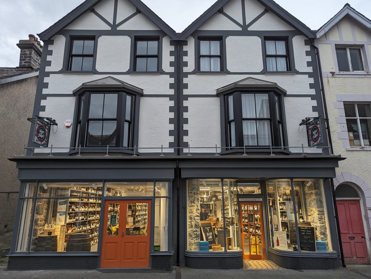 We're open! And we'd like to wish everyone a Very Happy and Prosperous 2025.

Great to see people making a morning/afternoon of it in Llanrwst at Deli Bach, Y Siop Win and Amser Da Cafe.

Very proud of the great quality and variety of food and drink made in Cymru. 🏅🏅🏅