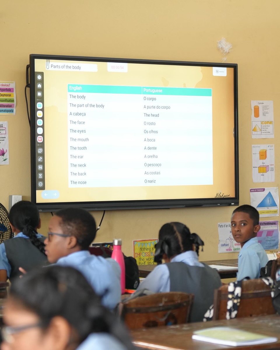 EducationGuyana's tweet image. Class is in session as Deputy Chief Education Officer with responsibility for Amerindian and Hinterland Education Development, Mr. Marti DeSouza, visits the Diamond Secondary School on day one of term two. #BackToSchool #TermTwo #EasterTerm