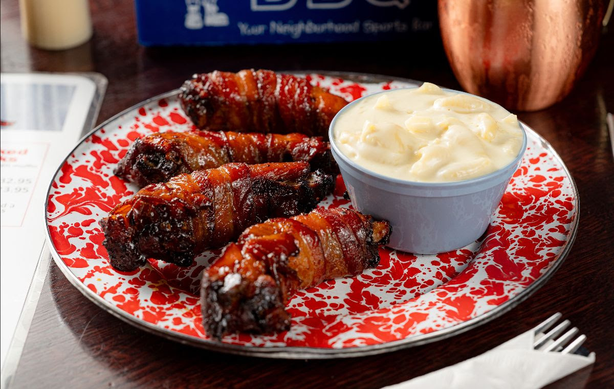 jethrosbbqdsm's tweet photo. 2 Locations but really only 1 Choice.
Bacon Wrapped Ribs(4Bones) with your choice of scratch made side $13. #MeatCandy Jakes(Altoona) & Bacon(WDSM) https://t.co/wzAXK5xK5p