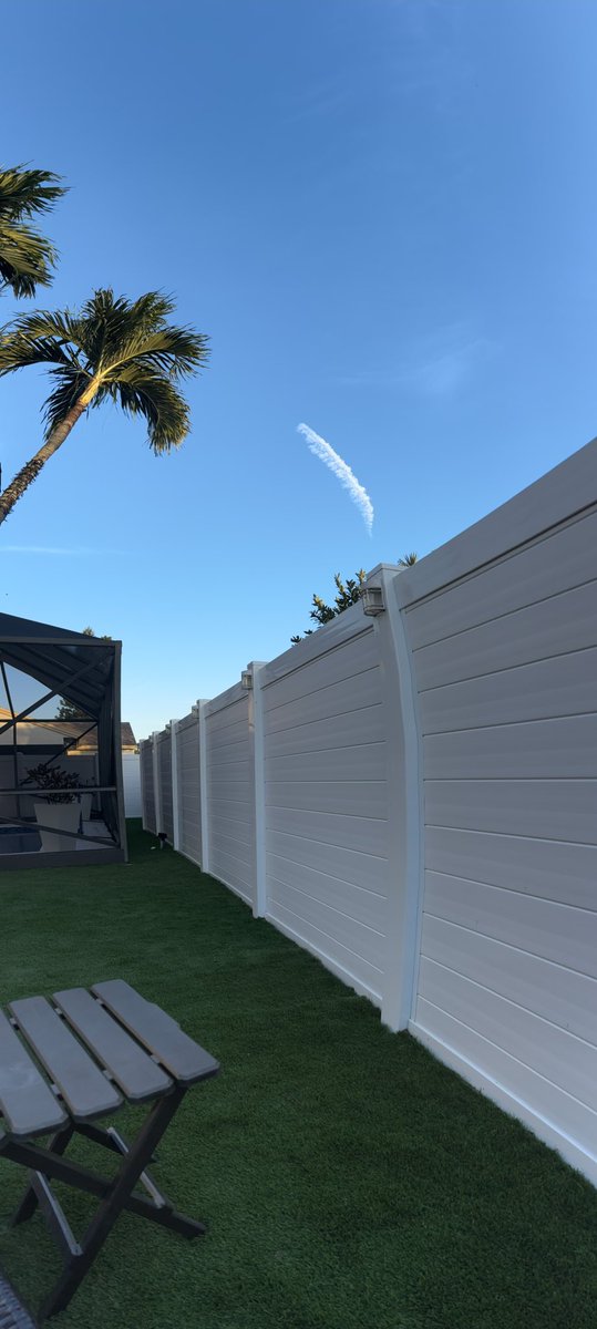 BelchyRodriguez's tweet photo. @YobaniQuintero #ElRetoDeYobani
 DIA 6. LA PRIMERA FOTO DE 2025
Una vista panorámica del efecto de una nube que simula una pluma en el cielo! https://t.co/4OitpKNlWG