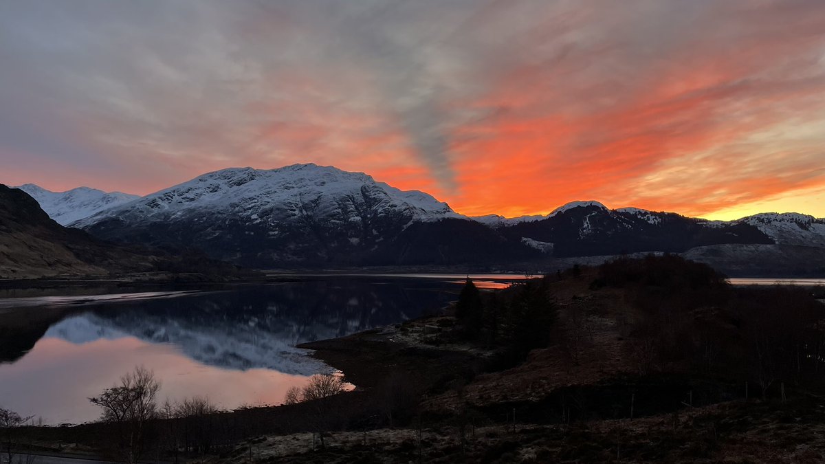 Last nights sunset over Loch Duich in Glen Shiel🔥love a winter sunset❄️☀️x <a href="/ScotsMagazine/">ScotsMagazine</a> <a href="/VisitScotland/">VisitScotland</a> <a href="/ramblersscot/">Ramblers Scotland</a> #sunset #leavenotrace x
