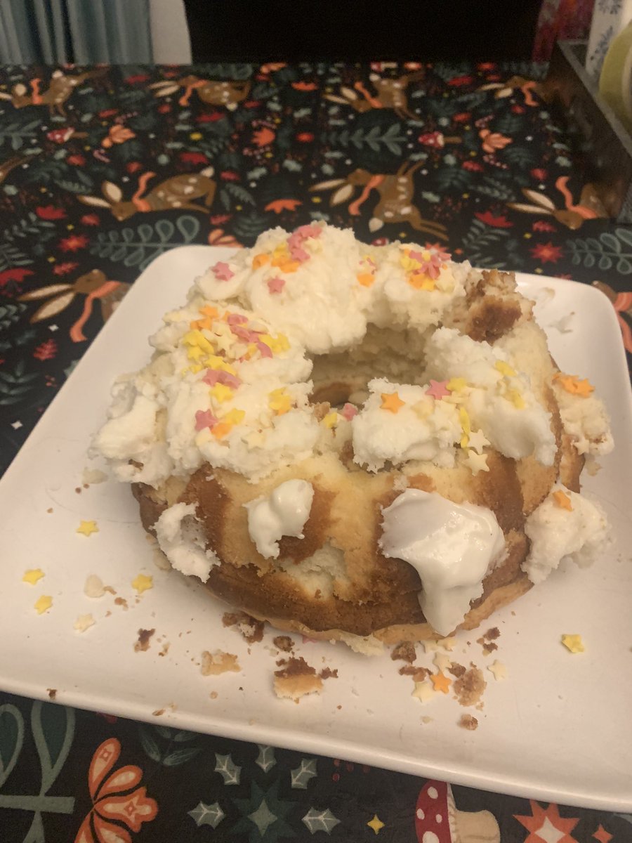 ROTTINGCL0WN's tweet image. // IS MY CAKE REALLT THAT BAD