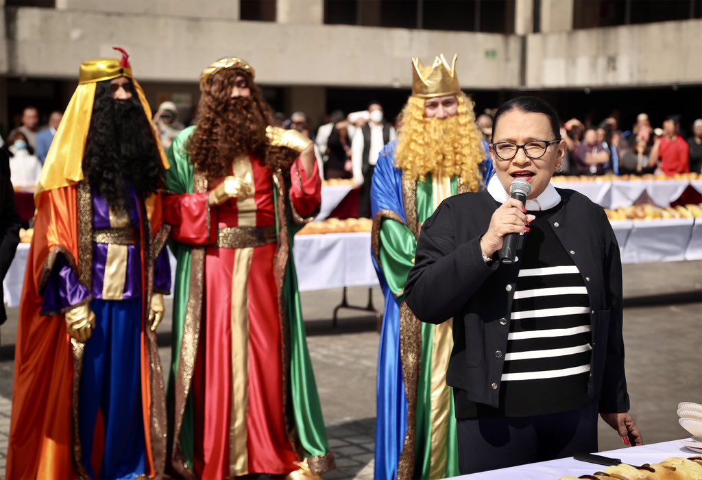 rosaicela_'s tweet photo. En la @SEGOB_mx compartimos la rosca de #DíaDeReyes, para convivir con el personal y disfrutar de esta tradición mexicana que nos trae bellos recuerdos de la infancia. 🤴🏼🤴🏽🤴🏿¡¡Felicidades a los niños y niñas de México!! 👧🏻👦 https://t.co/tj2Gb0hqgi